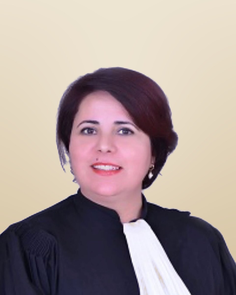 الأستاذة عتيقة الوزري ببذلة المحاماة